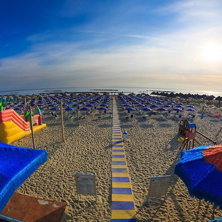 Hotel La Ninfea Монтесильвано Экстерьер фото