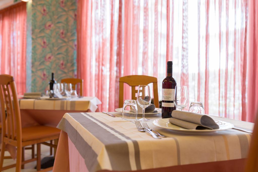 Hotel La Ninfea Монтесильвано Экстерьер фото