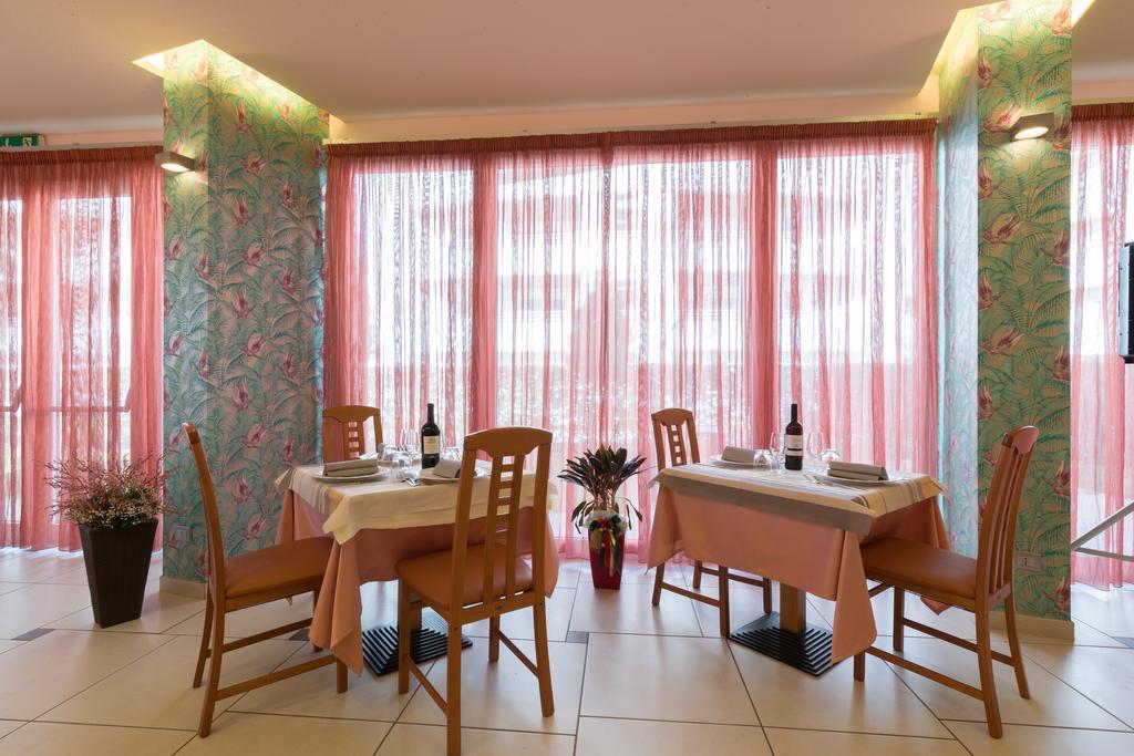 Hotel La Ninfea Монтесильвано Экстерьер фото