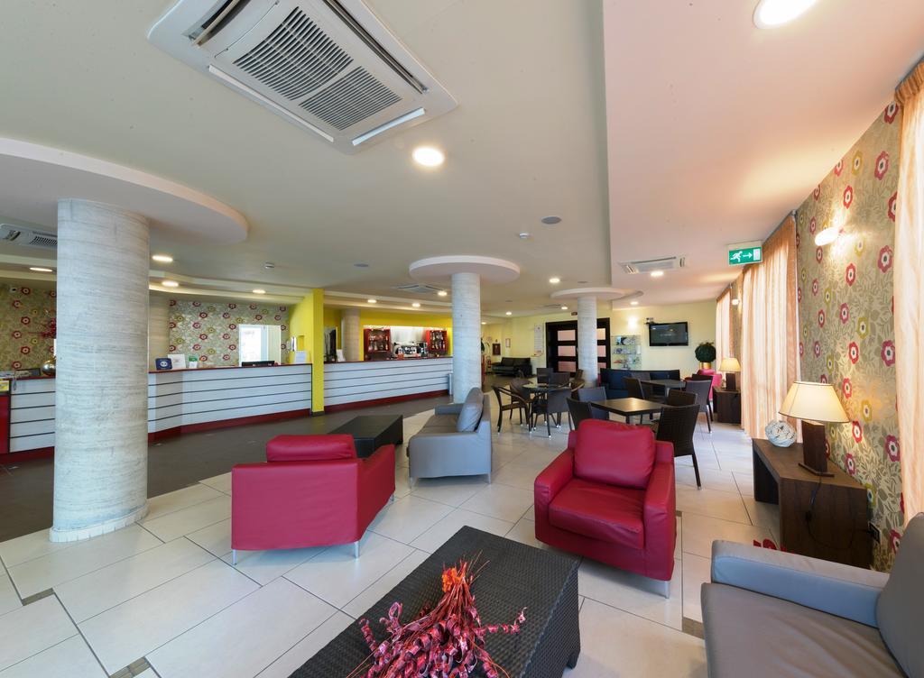 Hotel La Ninfea Монтесильвано Экстерьер фото