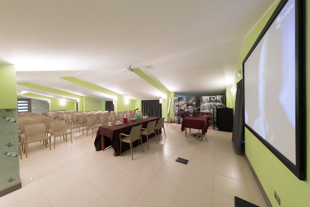 Hotel La Ninfea Монтесильвано Экстерьер фото