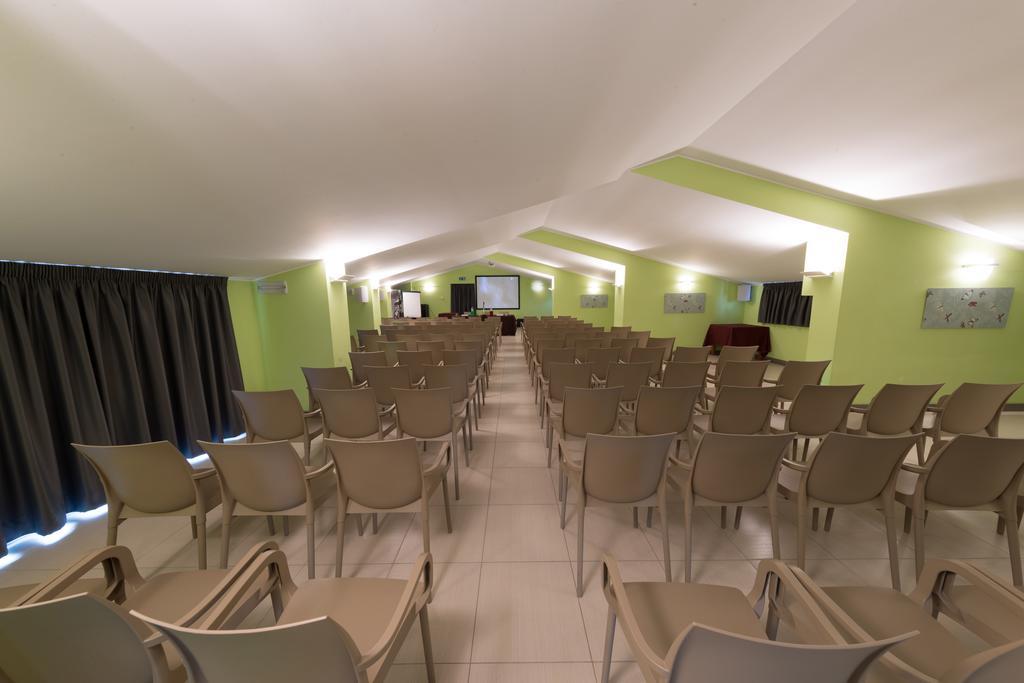 Hotel La Ninfea Монтесильвано Экстерьер фото