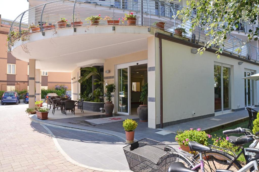 Hotel La Ninfea Монтесильвано Экстерьер фото