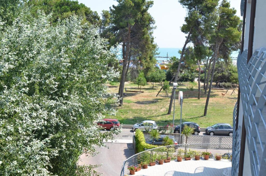 Hotel La Ninfea Монтесильвано Экстерьер фото