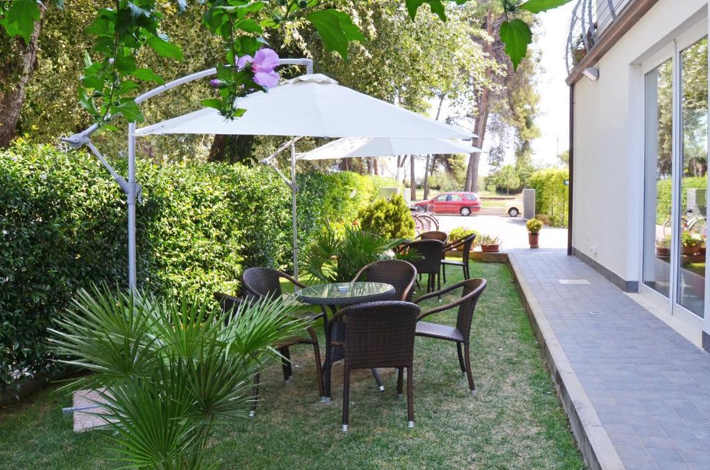 Hotel La Ninfea Монтесильвано Экстерьер фото