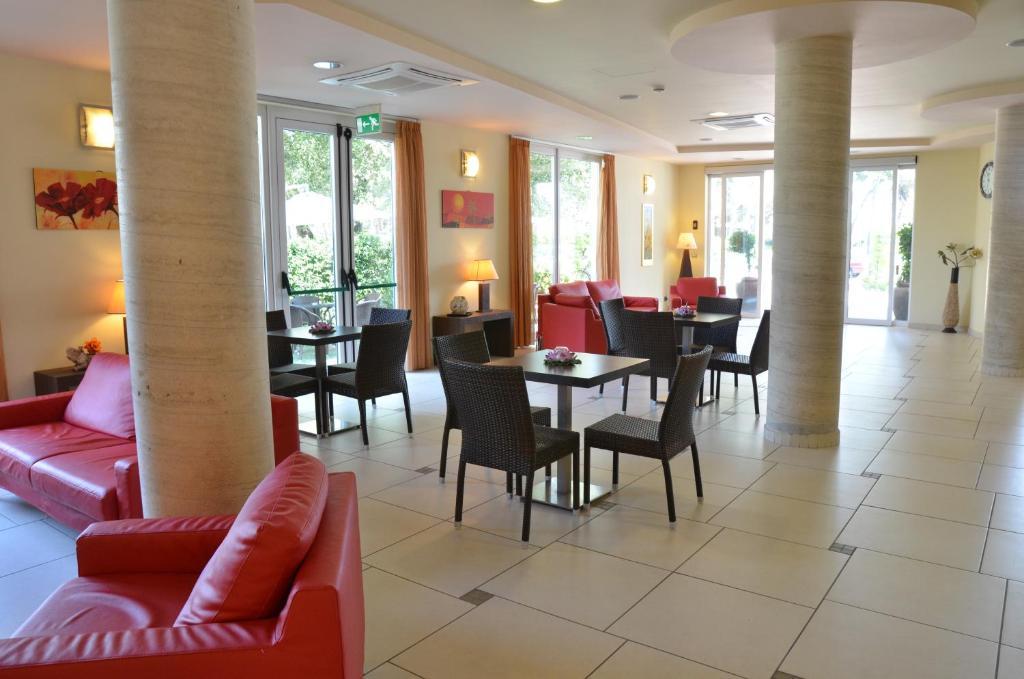 Hotel La Ninfea Монтесильвано Экстерьер фото
