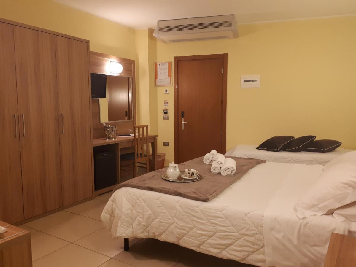 Hotel La Ninfea Монтесильвано Экстерьер фото