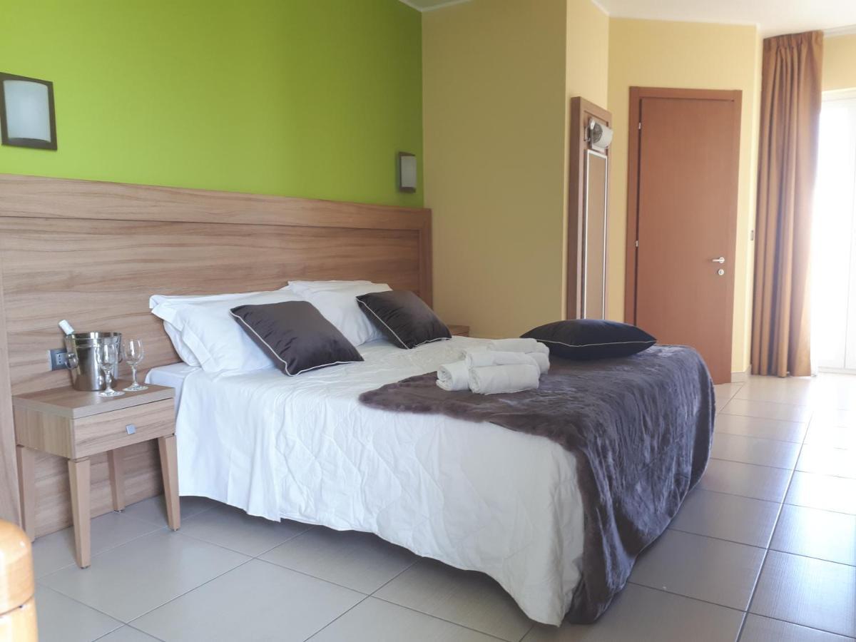 Hotel La Ninfea Монтесильвано Экстерьер фото