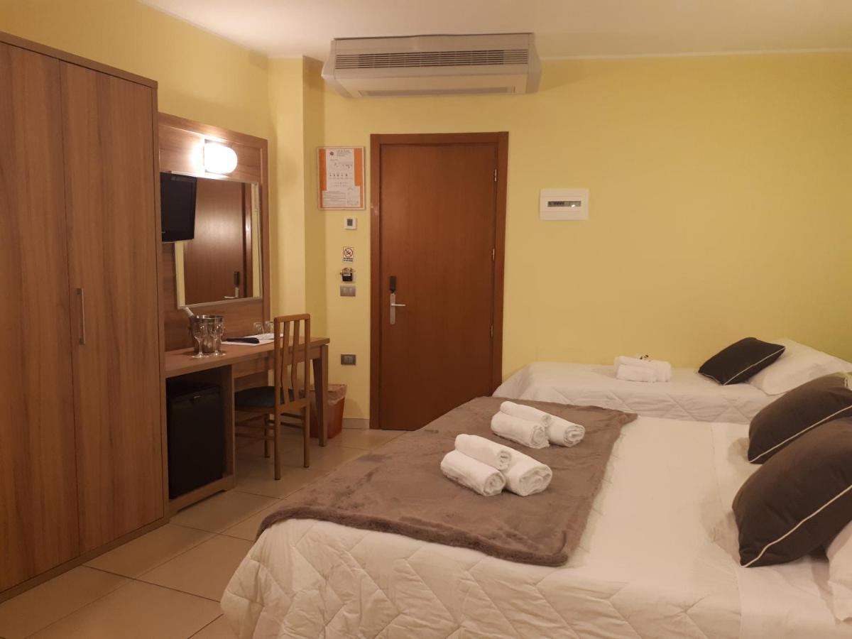 Hotel La Ninfea Монтесильвано Экстерьер фото