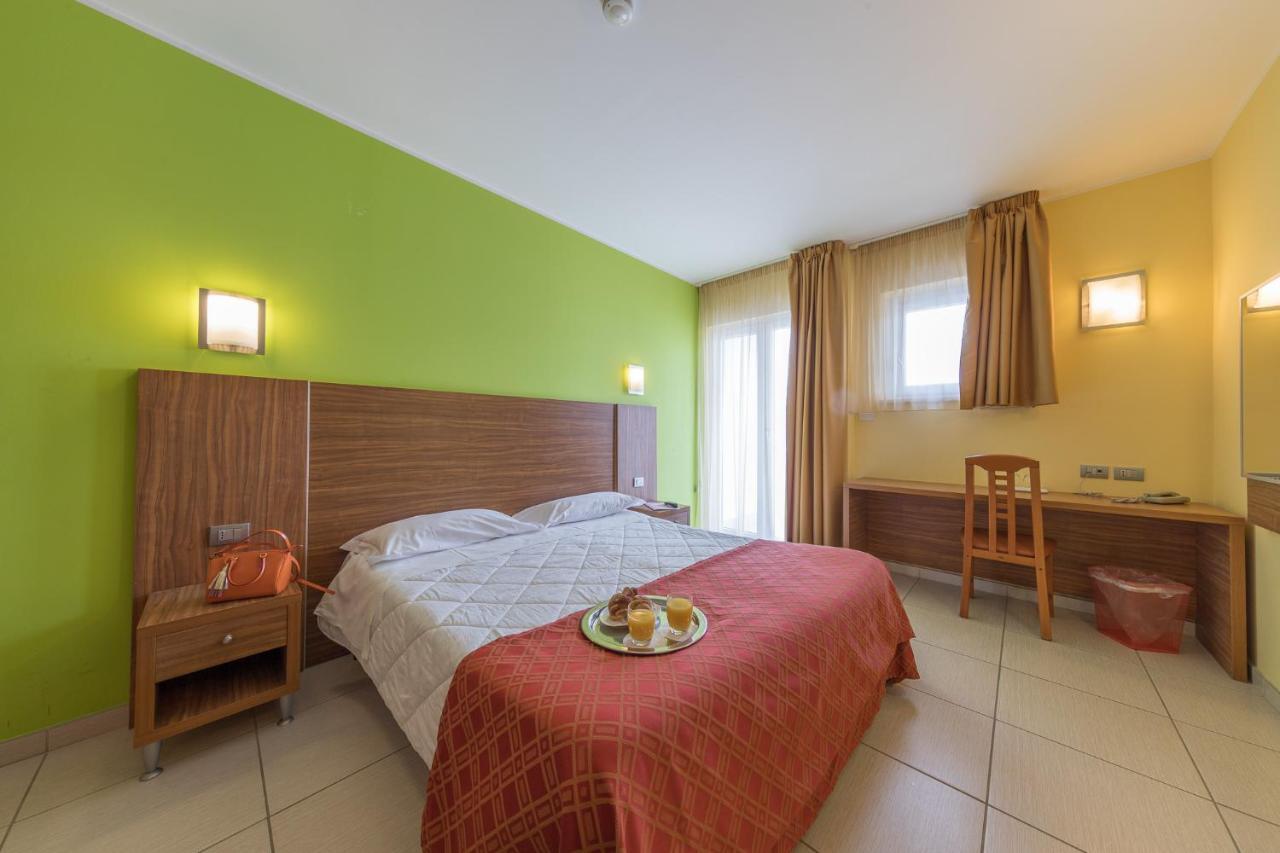 Hotel La Ninfea Монтесильвано Экстерьер фото
