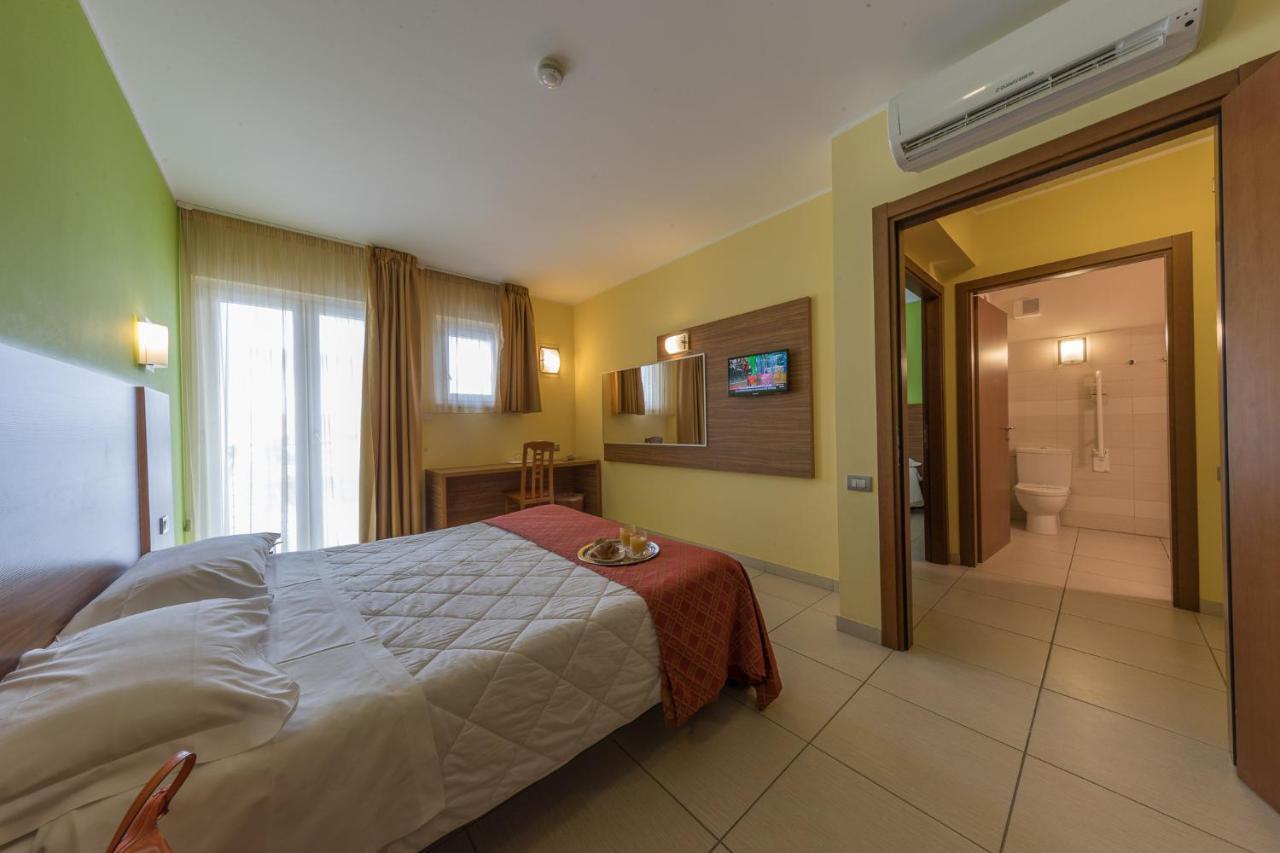 Hotel La Ninfea Монтесильвано Экстерьер фото