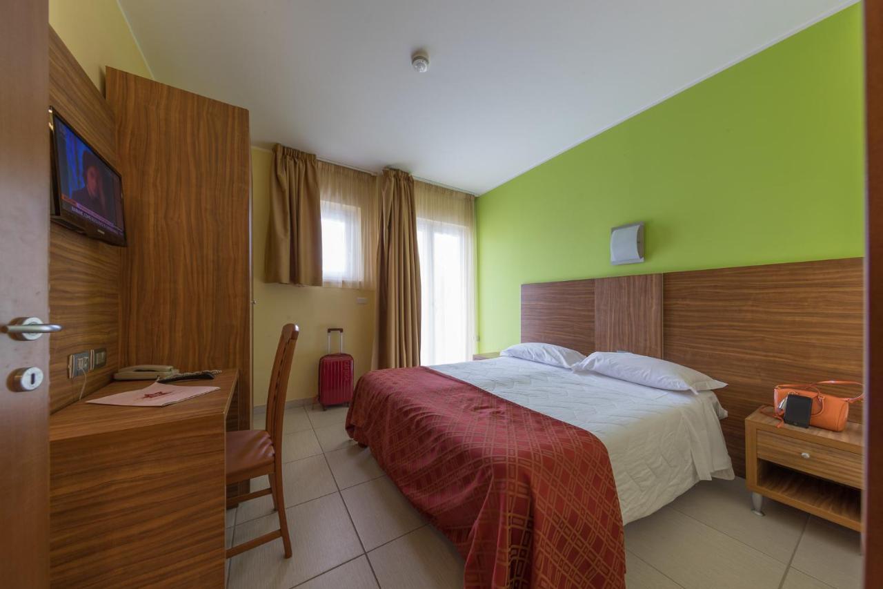 Hotel La Ninfea Монтесильвано Экстерьер фото