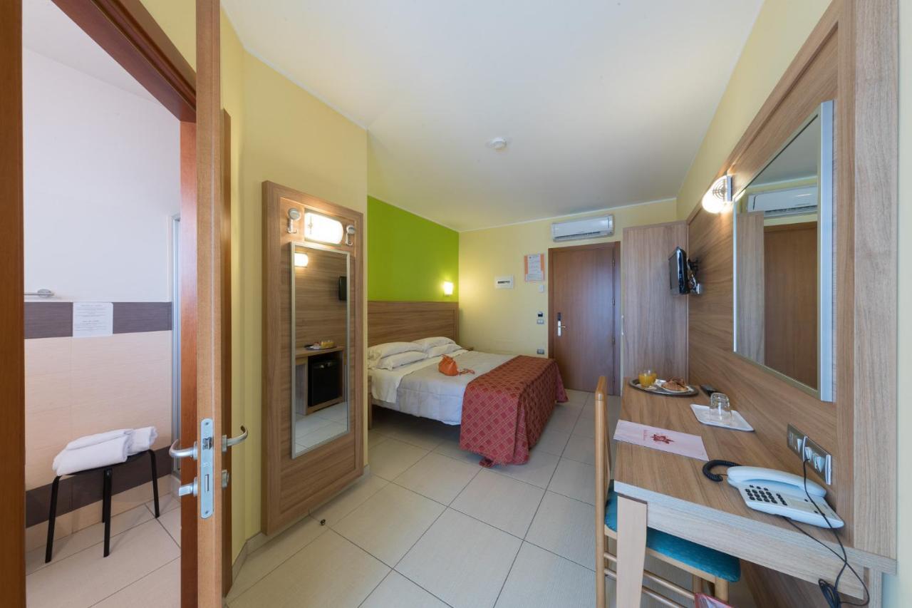 Hotel La Ninfea Монтесильвано Экстерьер фото