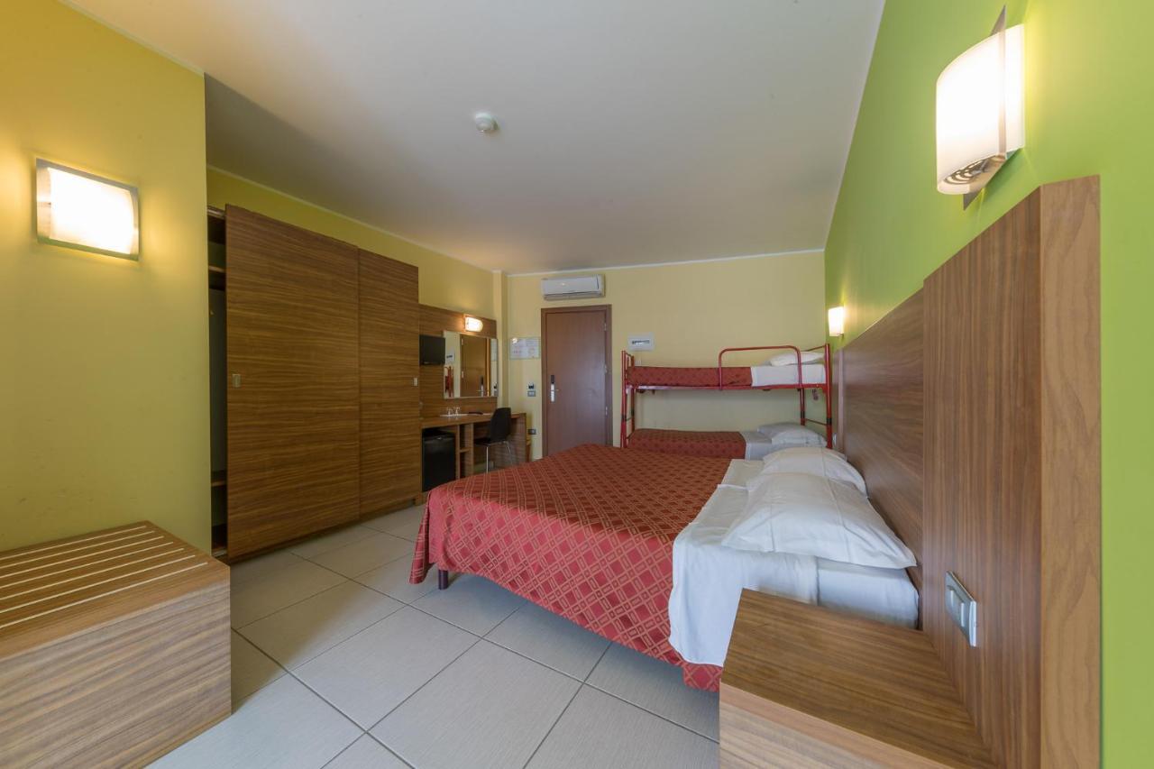 Hotel La Ninfea Монтесильвано Экстерьер фото
