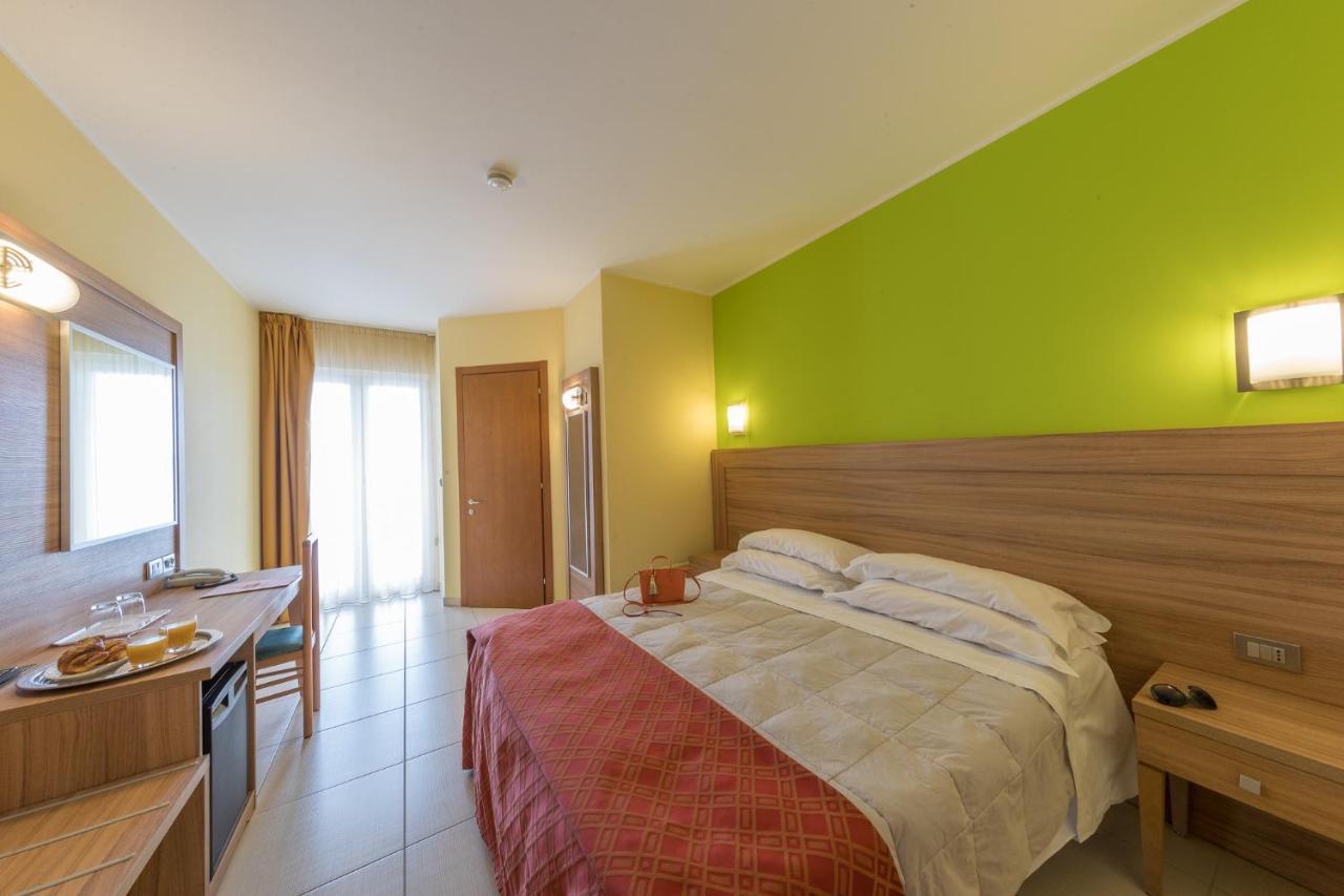 Hotel La Ninfea Монтесильвано Экстерьер фото