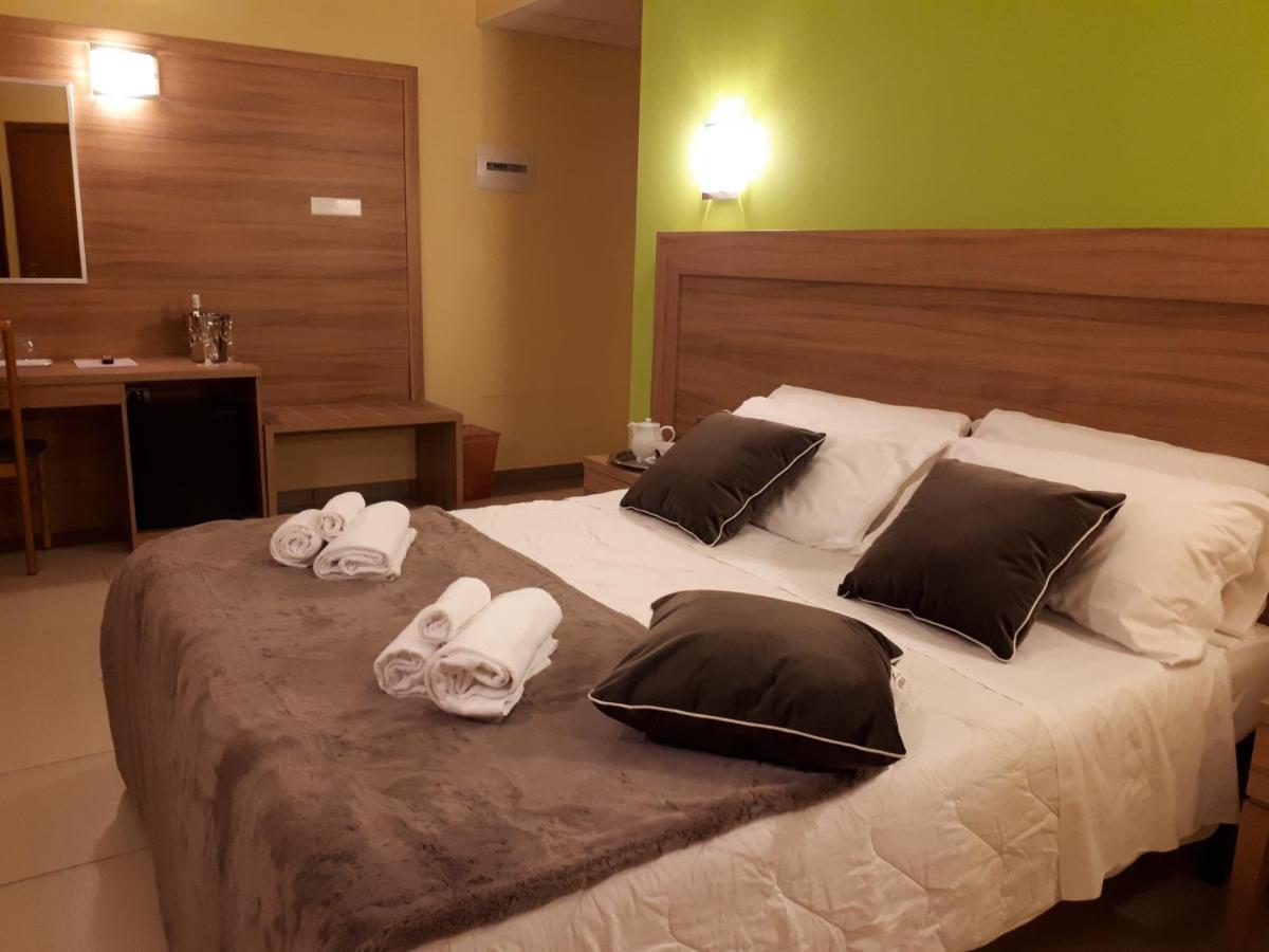 Hotel La Ninfea Монтесильвано Экстерьер фото