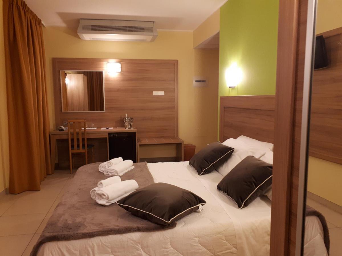 Hotel La Ninfea Монтесильвано Экстерьер фото
