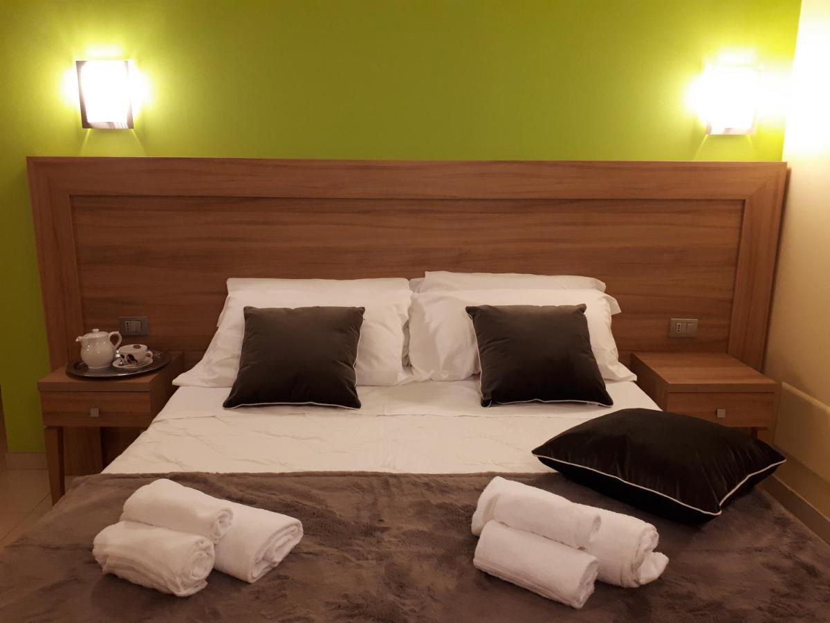 Hotel La Ninfea Монтесильвано Экстерьер фото