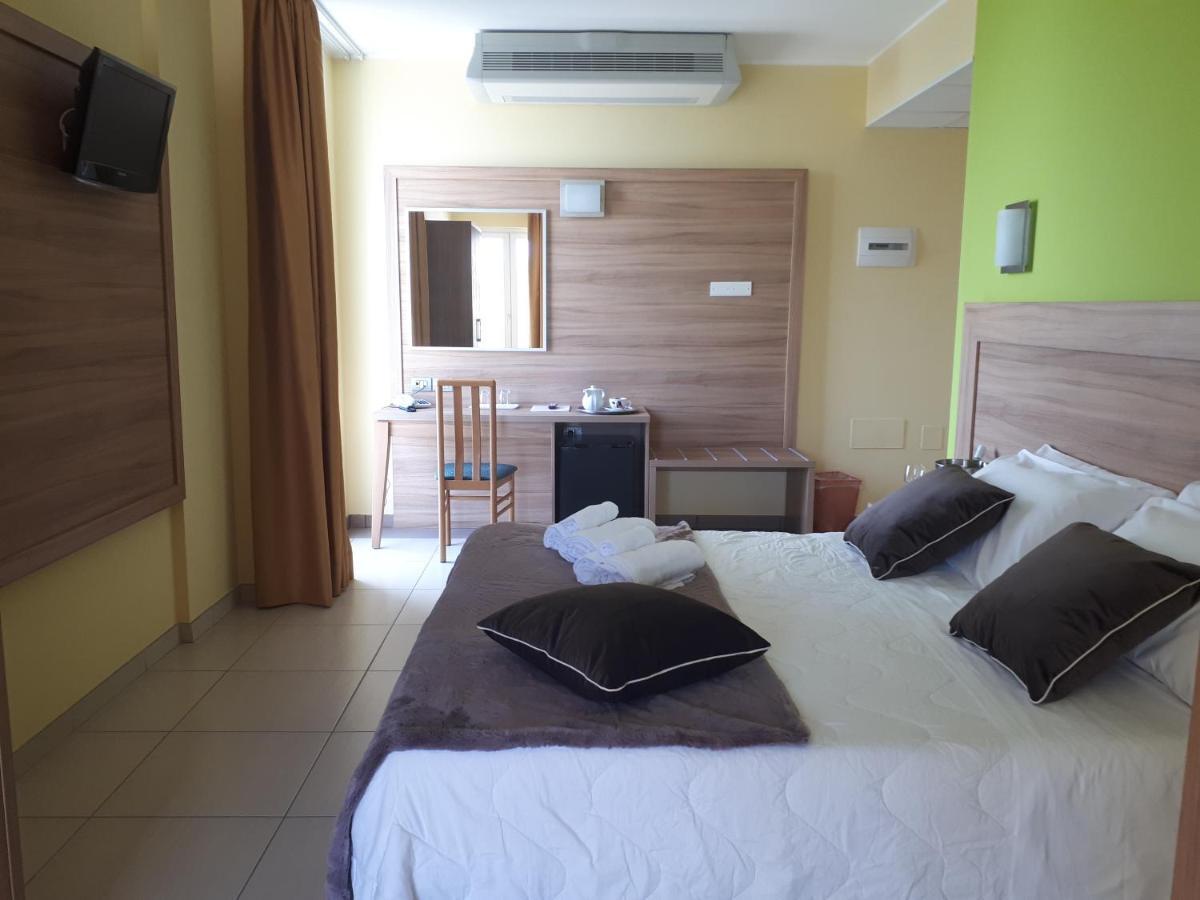 Hotel La Ninfea Монтесильвано Экстерьер фото