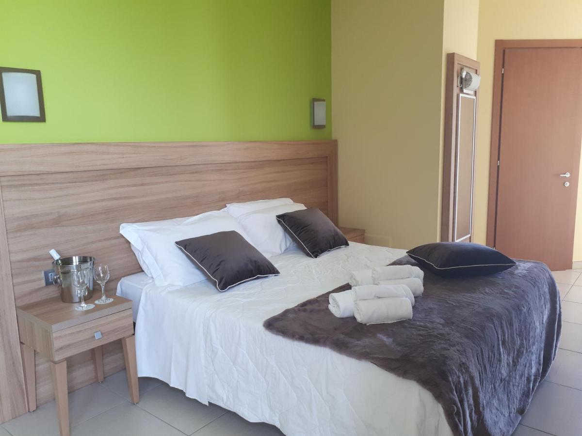 Hotel La Ninfea Монтесильвано Экстерьер фото